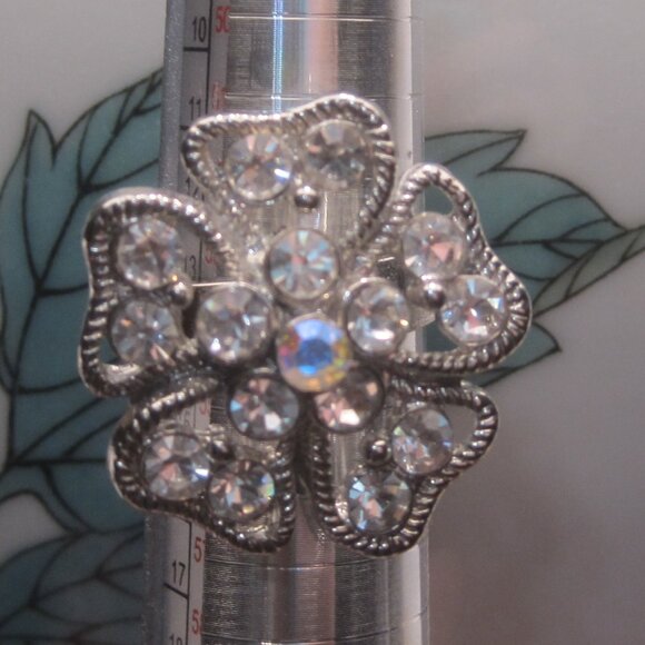 CRYSTAL RHINESTONE FLOWER COCKTAIL STATEMENT SILVER TONE ADJUSTABLE RING NEW - Picture 1 of 1
